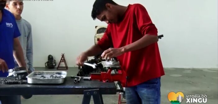 Curso de mecânica de motos tem aula prática